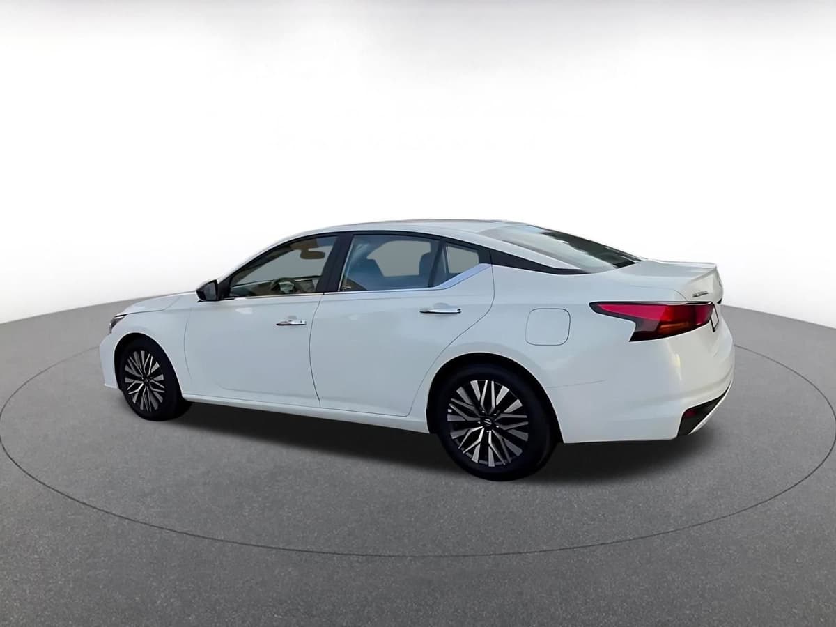 2025 Nissan Altima - Image 10
