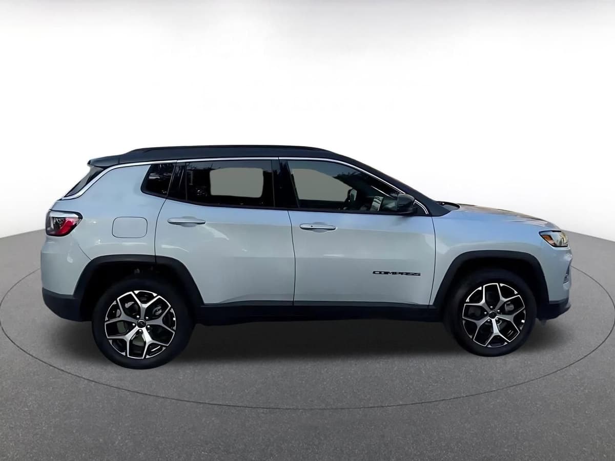 2025 Jeep Compass - Image 16