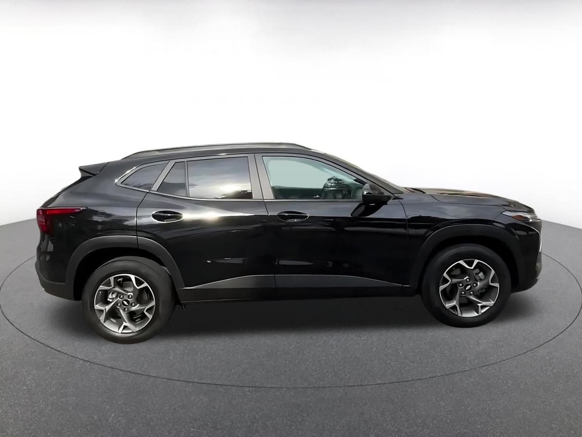 2025 Chevrolet Trax - Image 16