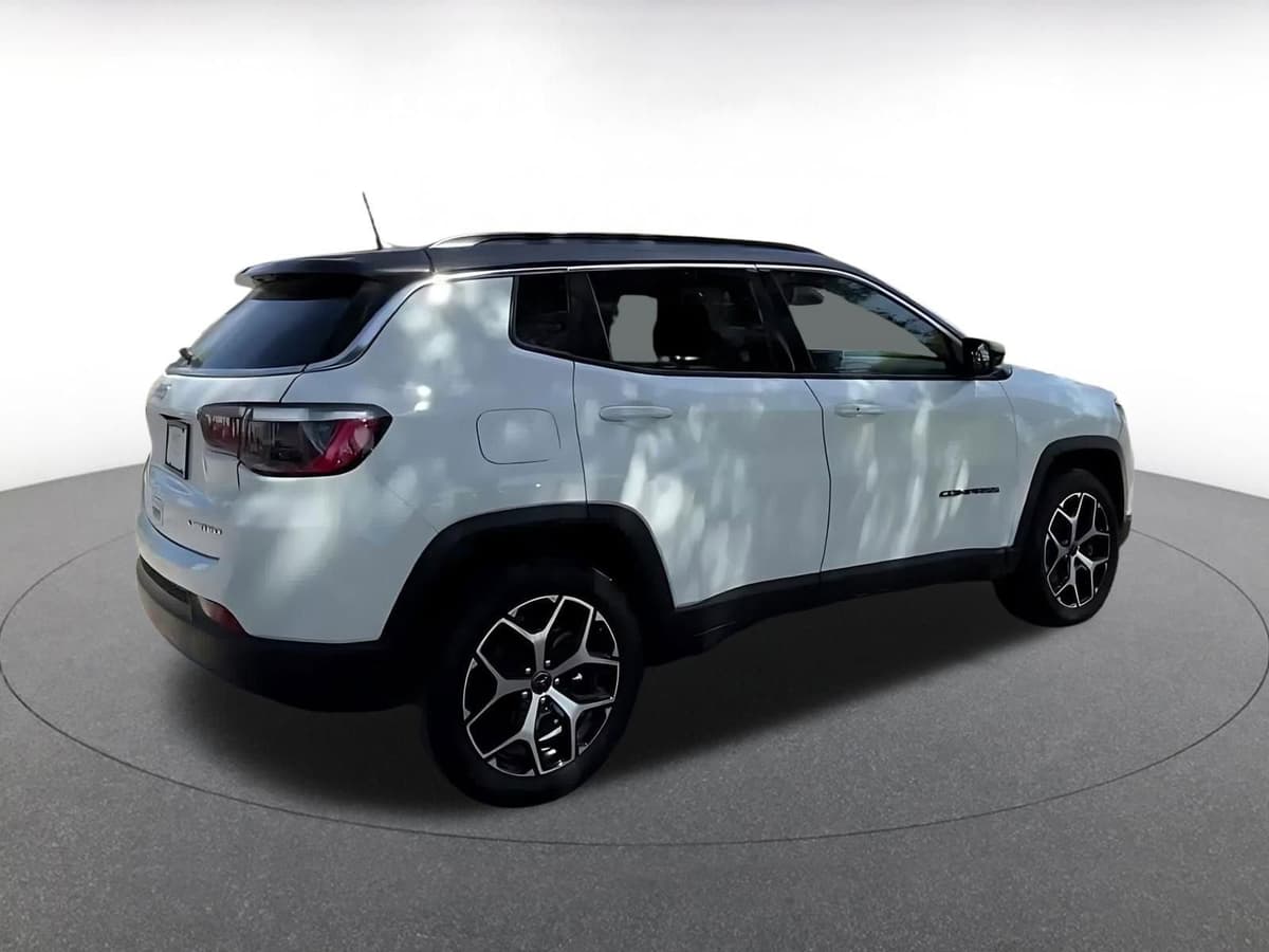 2025 Jeep Compass - Image 15