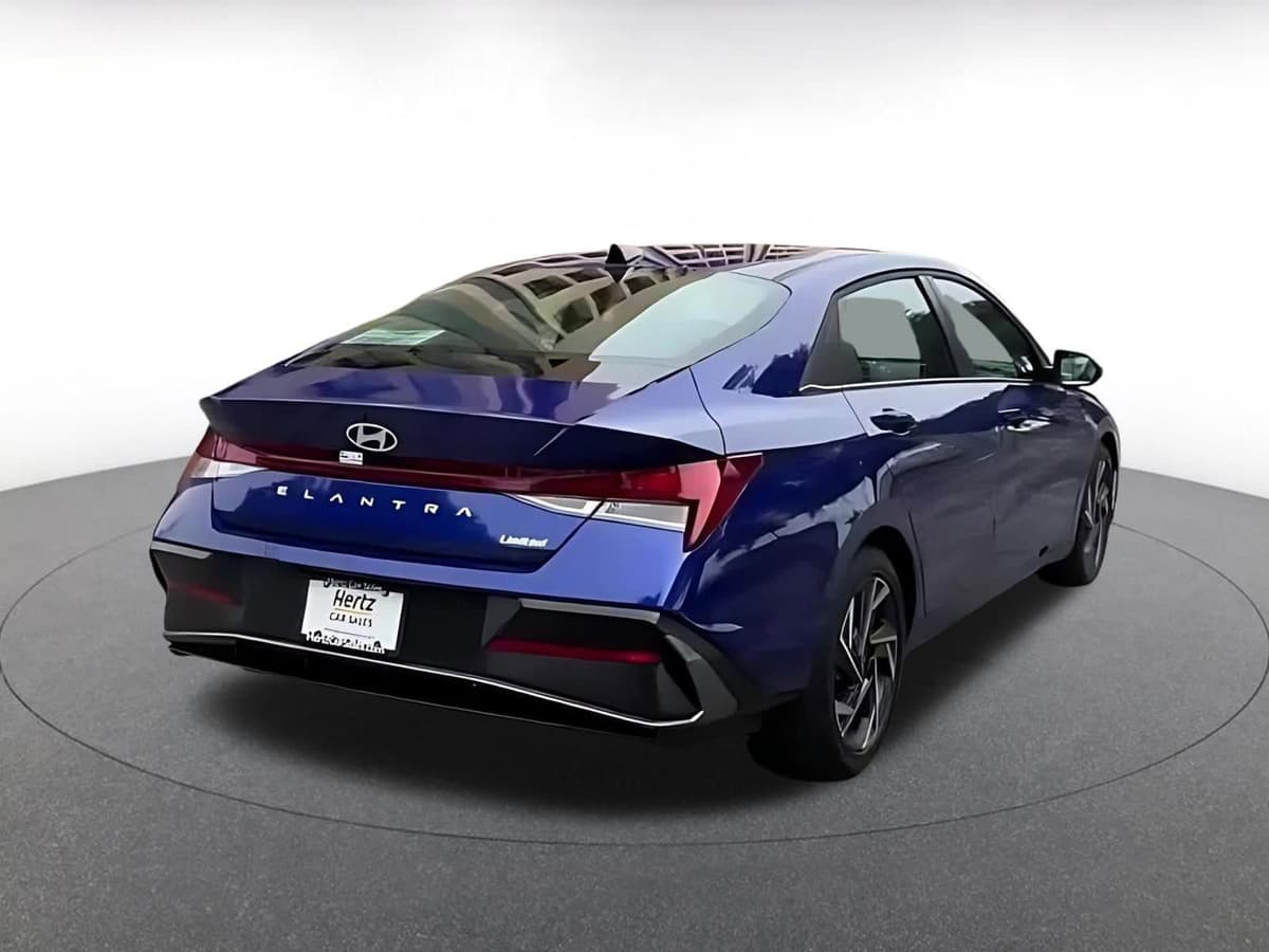 2025 Hyundai Elantra - Image 13