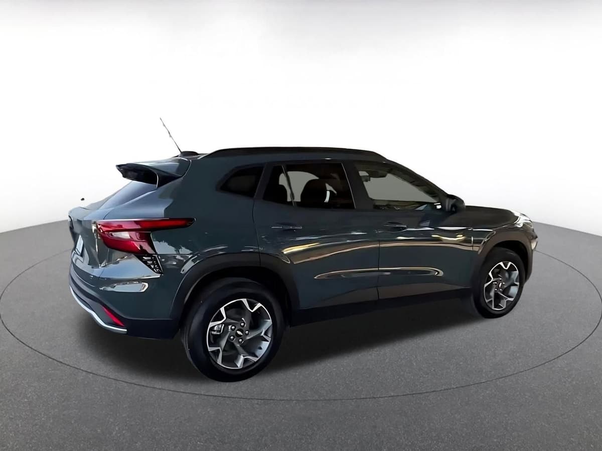 2025 Chevrolet Trax - Image 15