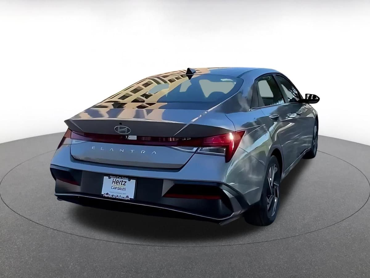 2025 Hyundai Elantra - Image 13