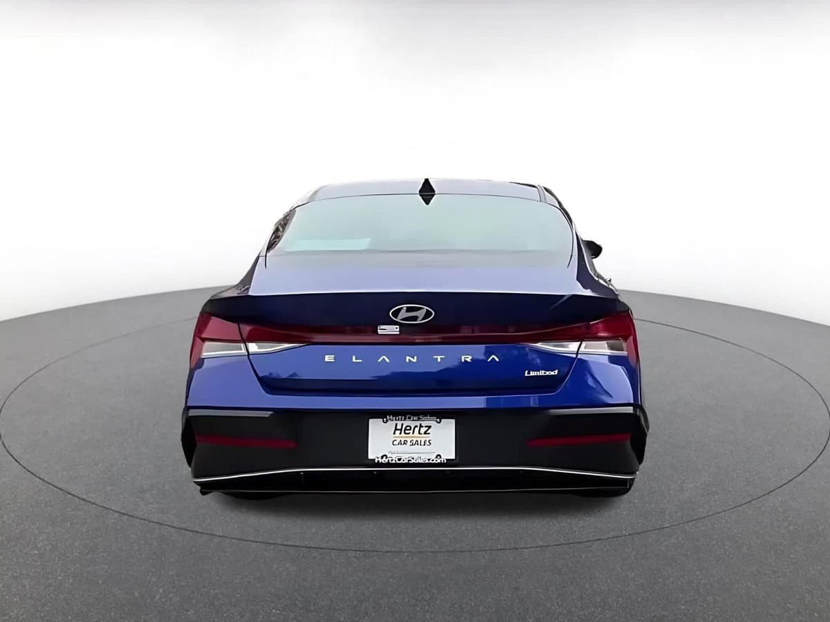 2025 Hyundai Elantra - Image 12