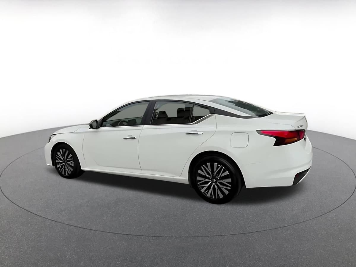 2025 Nissan Altima - Image 10