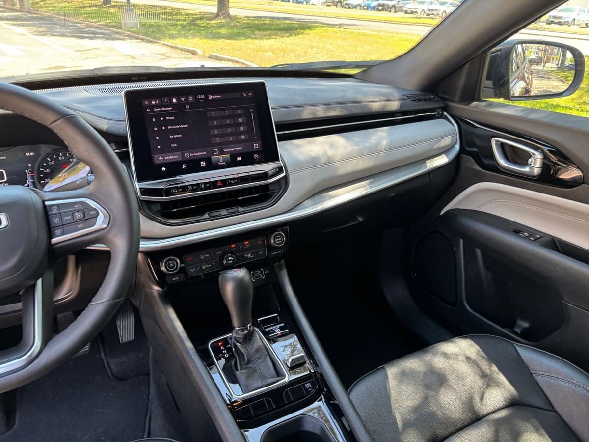 2025 Jeep Compass - Image 30