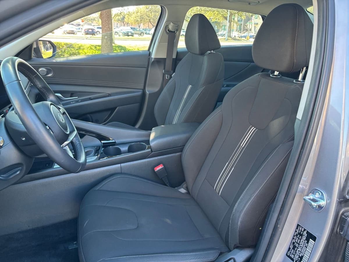 2025 Hyundai Elantra - Image 31