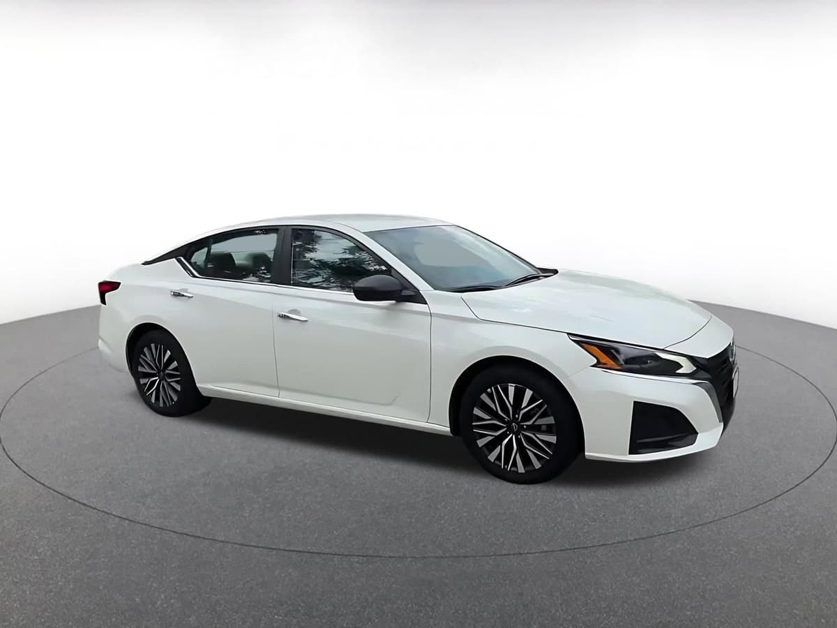 2025 Nissan Altima - Image 2