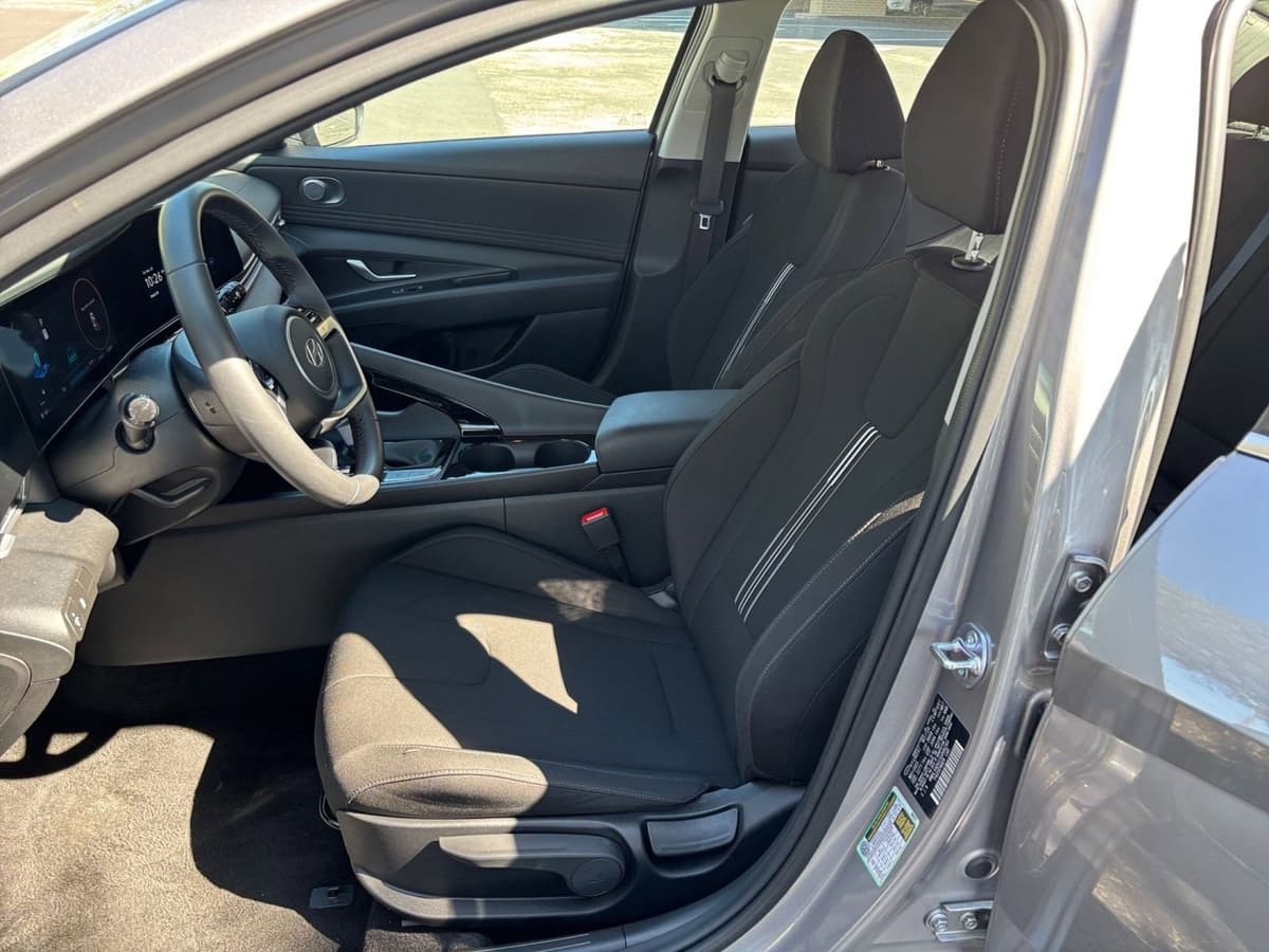 2025 Hyundai Elantra - Image 31