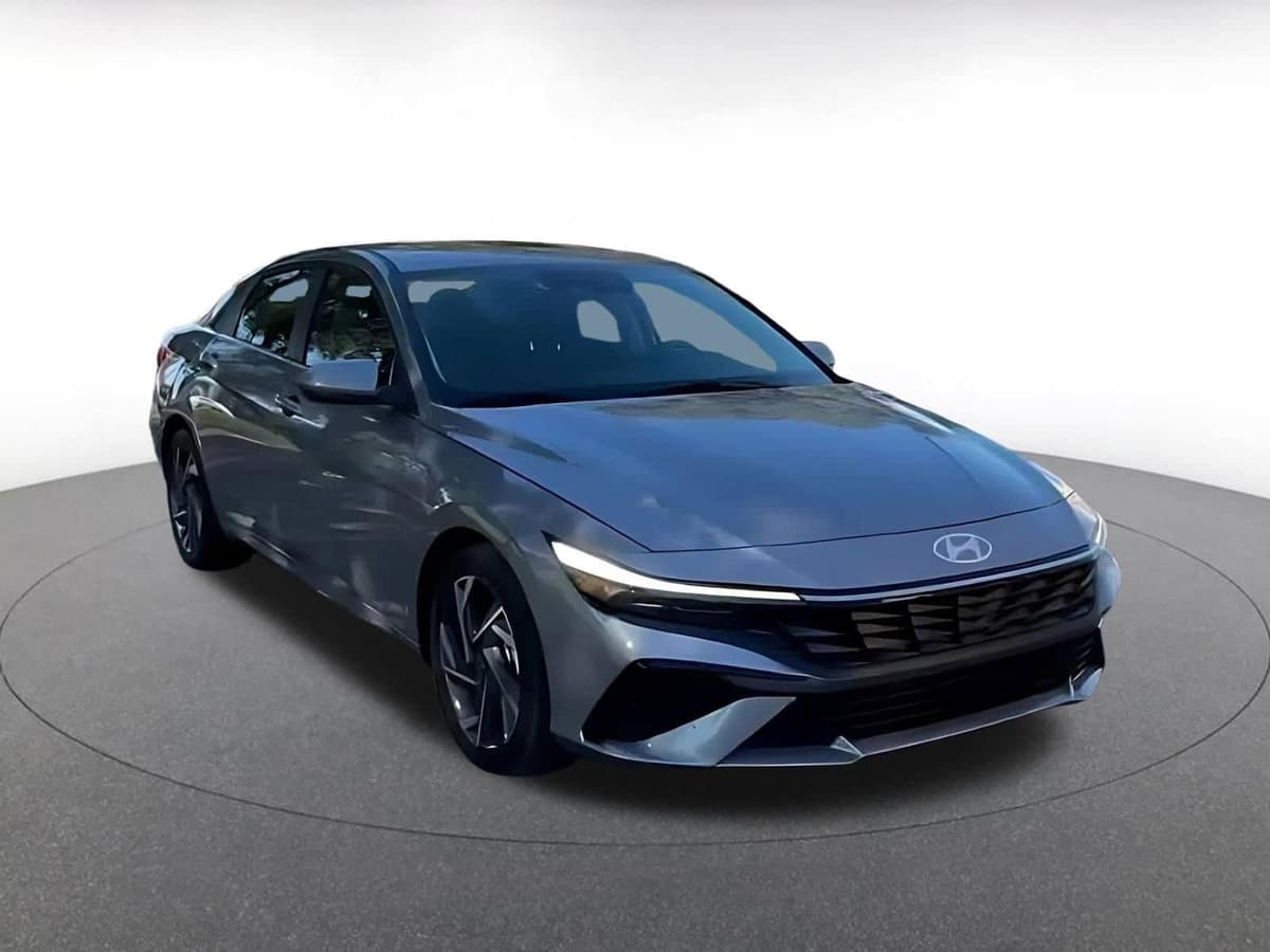 2025 Hyundai Elantra - Image 3