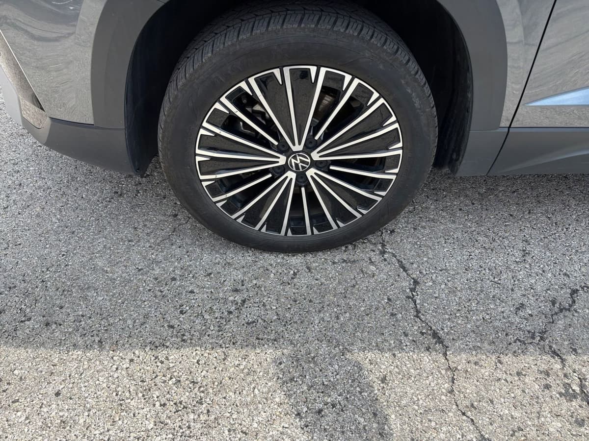 2025 Volkswagen Taos - Image 25