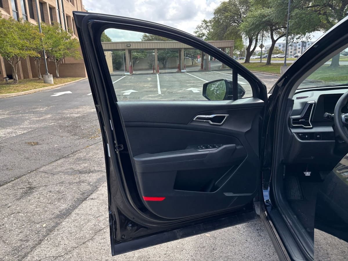 2025 Kia Sportage - Image 18