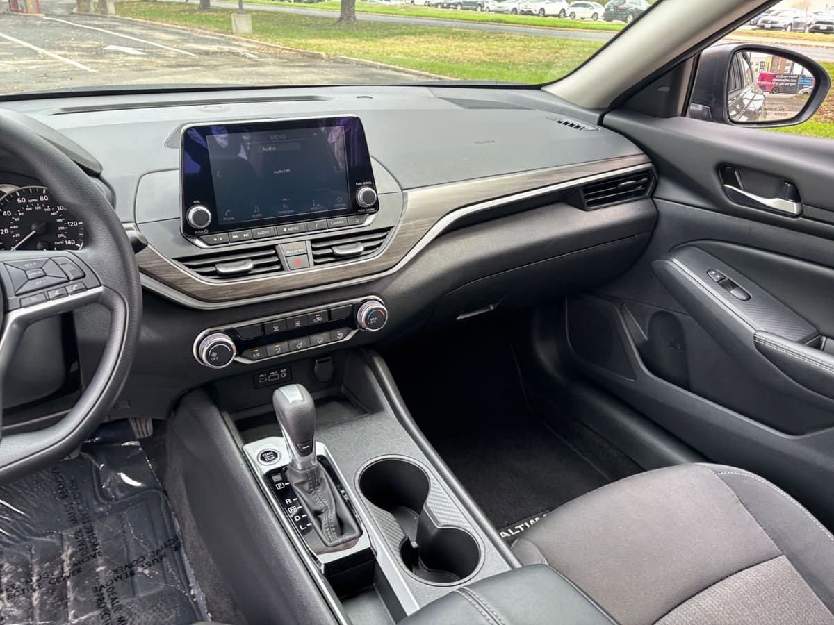 2025 Nissan Altima - Image 30
