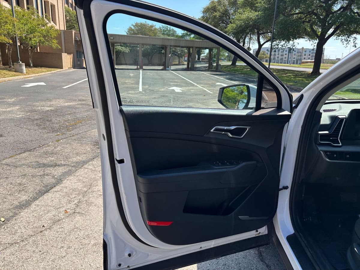 2025 Kia Sportage - Image 18