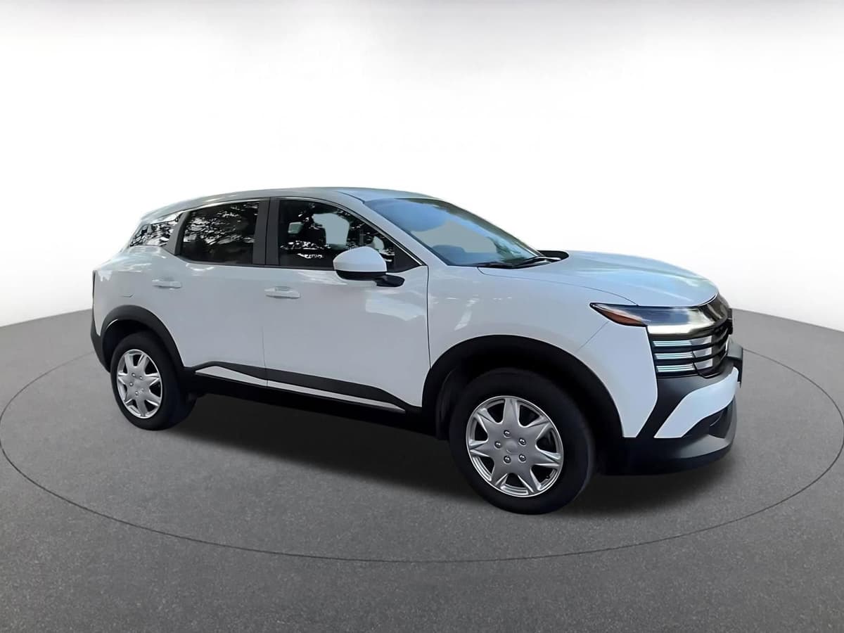 2025 Nissan Kicks - Image 2