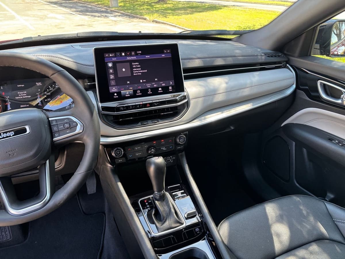 2025 Jeep Compass - Image 30
