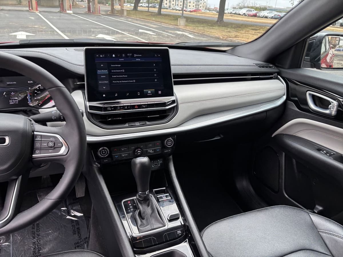 2025 Jeep Compass - Image 29