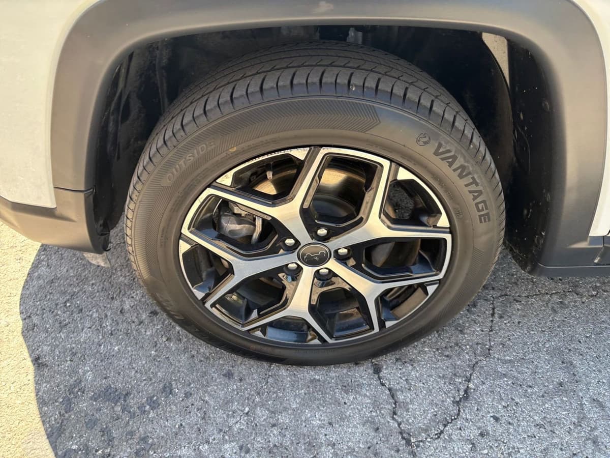 2025 Jeep Compass - Image 25