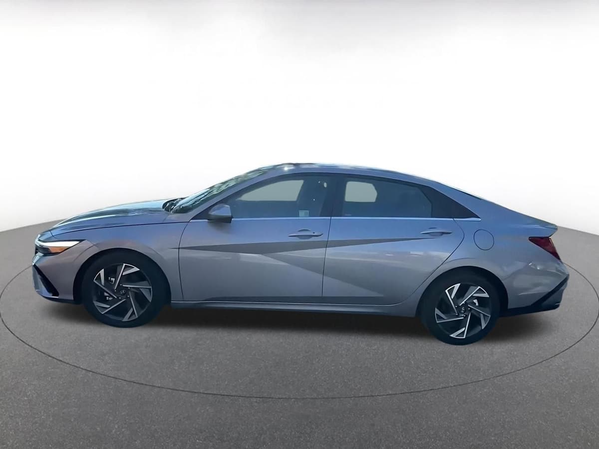 2025 Hyundai Elantra - Image 8