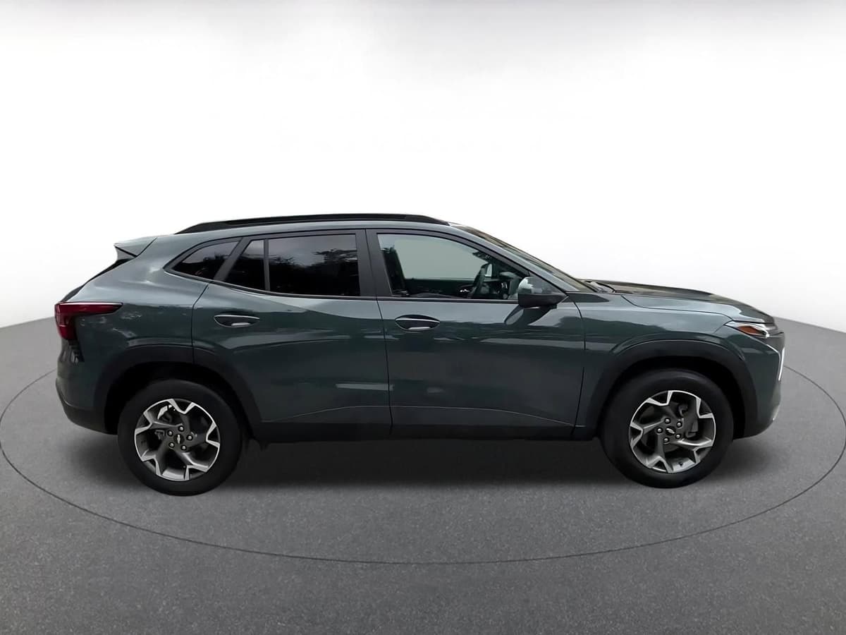 2025 Chevrolet Trax - Image 16