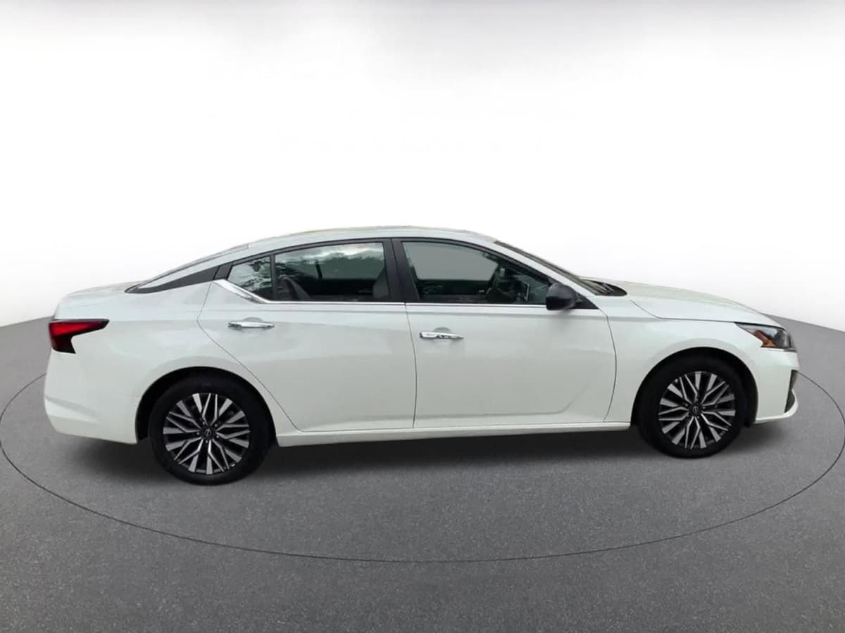 2025 Nissan Altima - Image 16