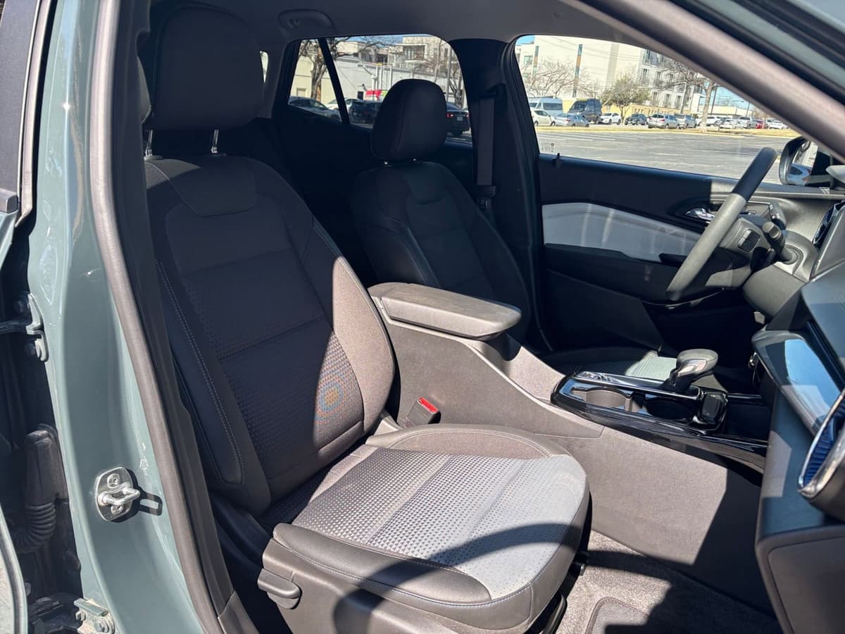 2025 Chevrolet Trax - Image 31