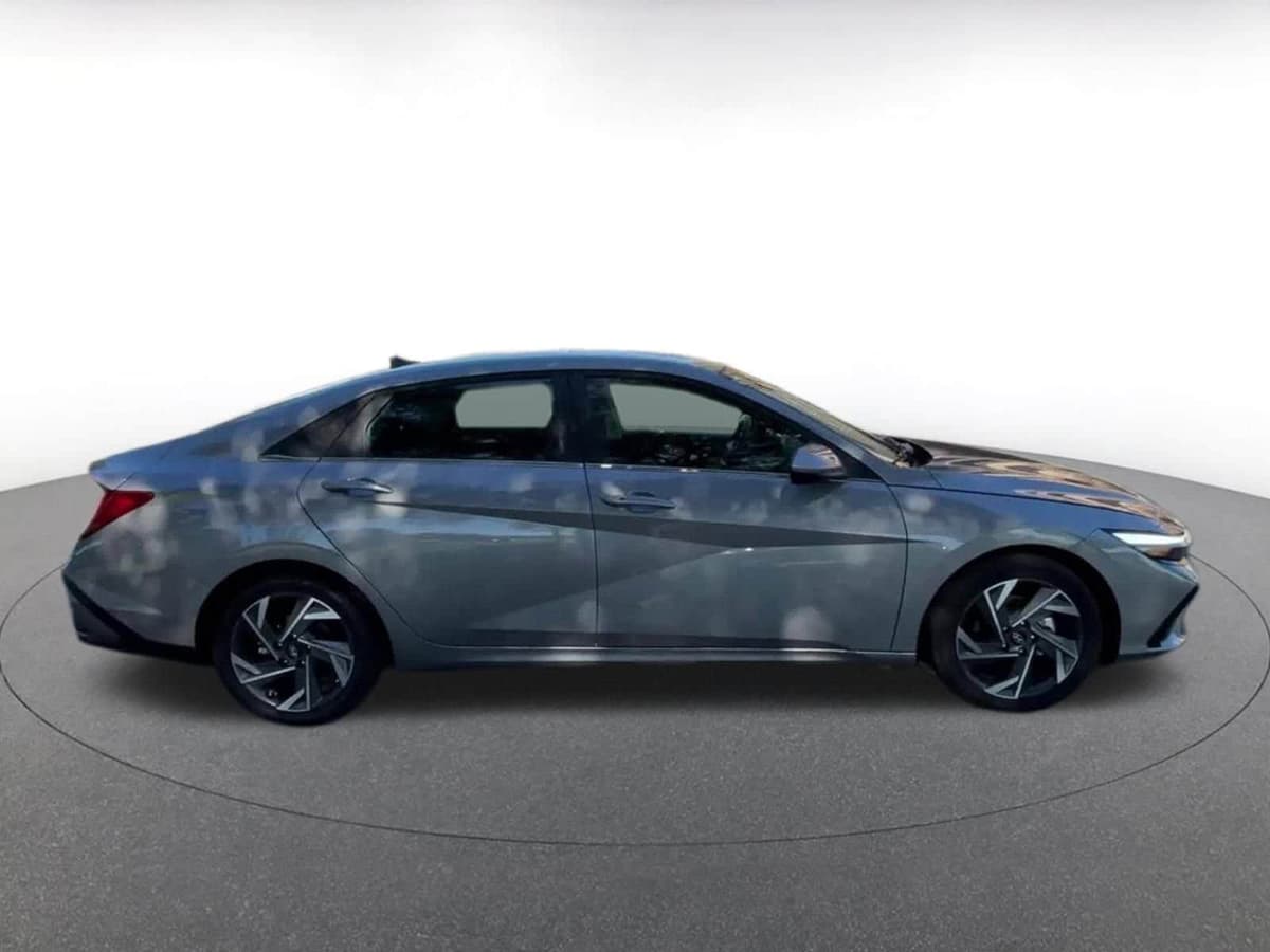2025 Hyundai Elantra - Image 16