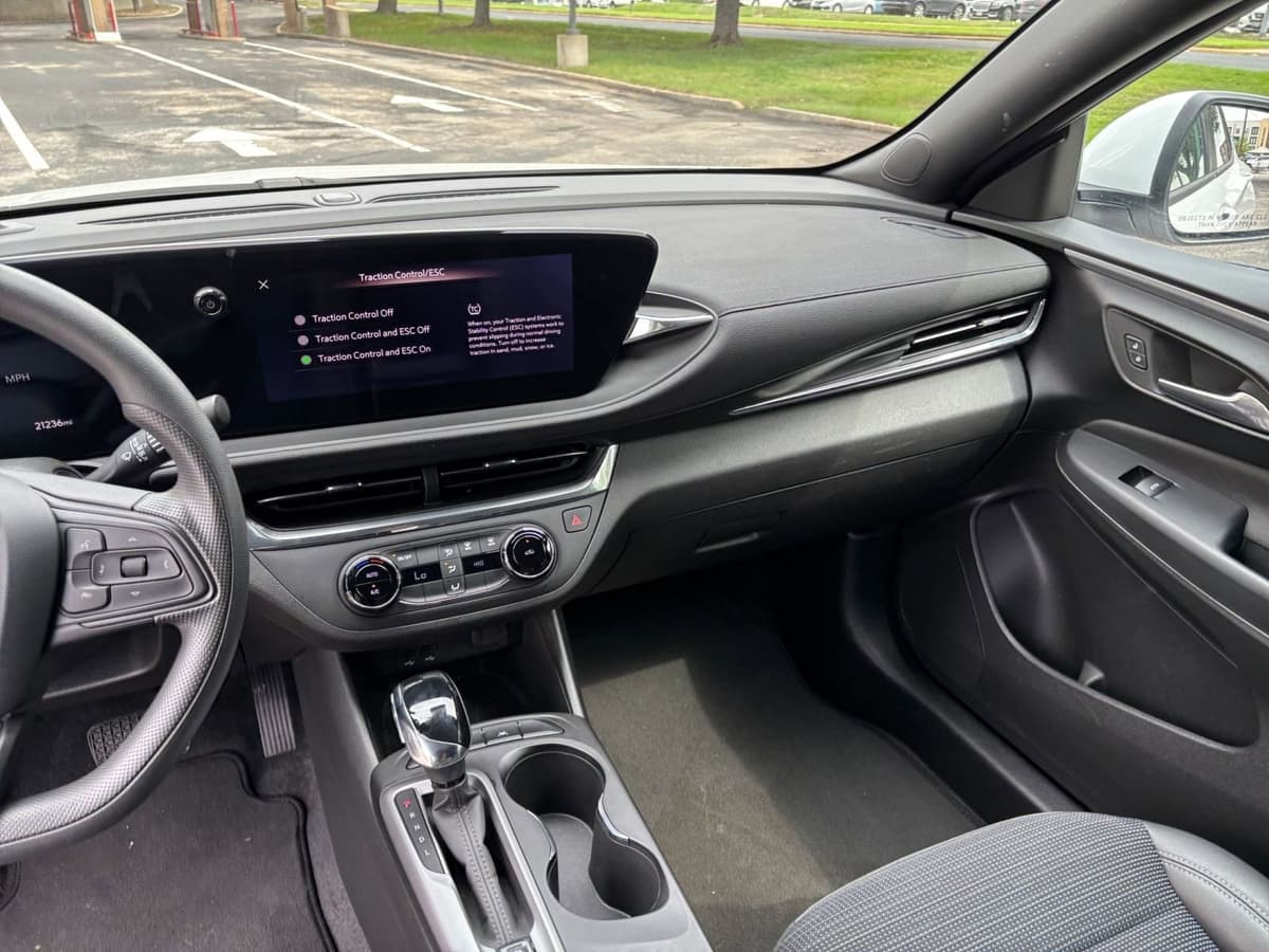2025 Buick Envista - Image 30