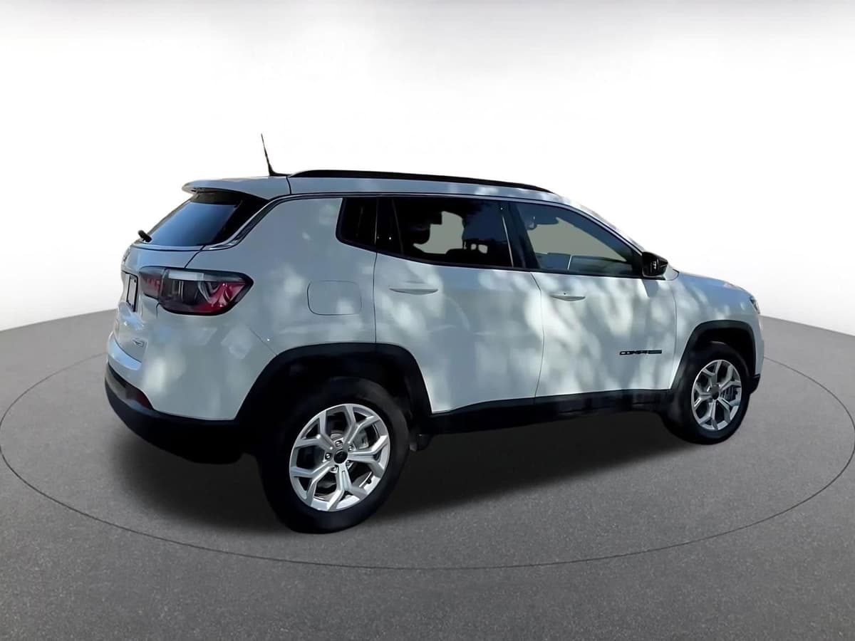 2025 Jeep Compass - Image 15