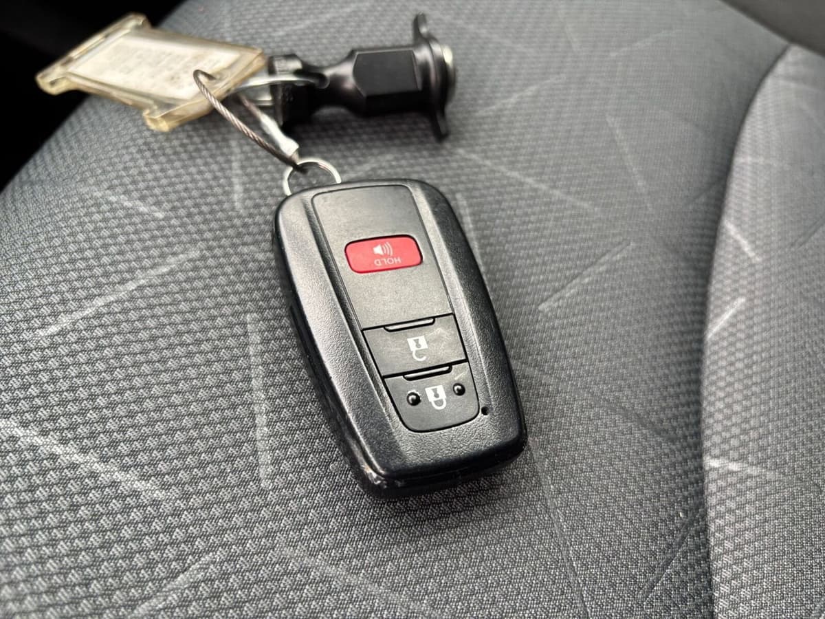 2025 Toyota RAV4 - Image 18