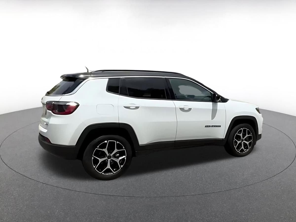 2025 Jeep Compass - Image 12