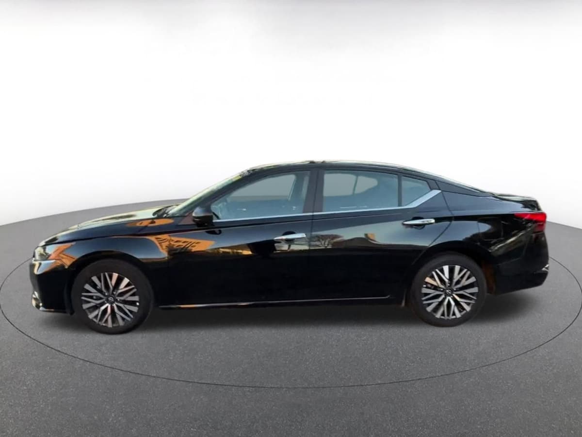 2025 Nissan Altima - Image 8