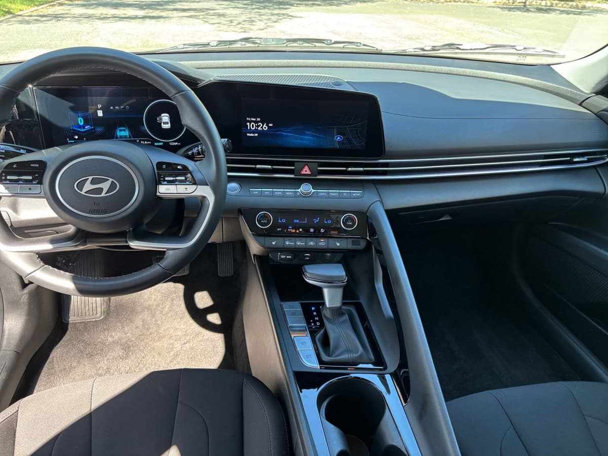 2025 Hyundai Elantra - Image 28