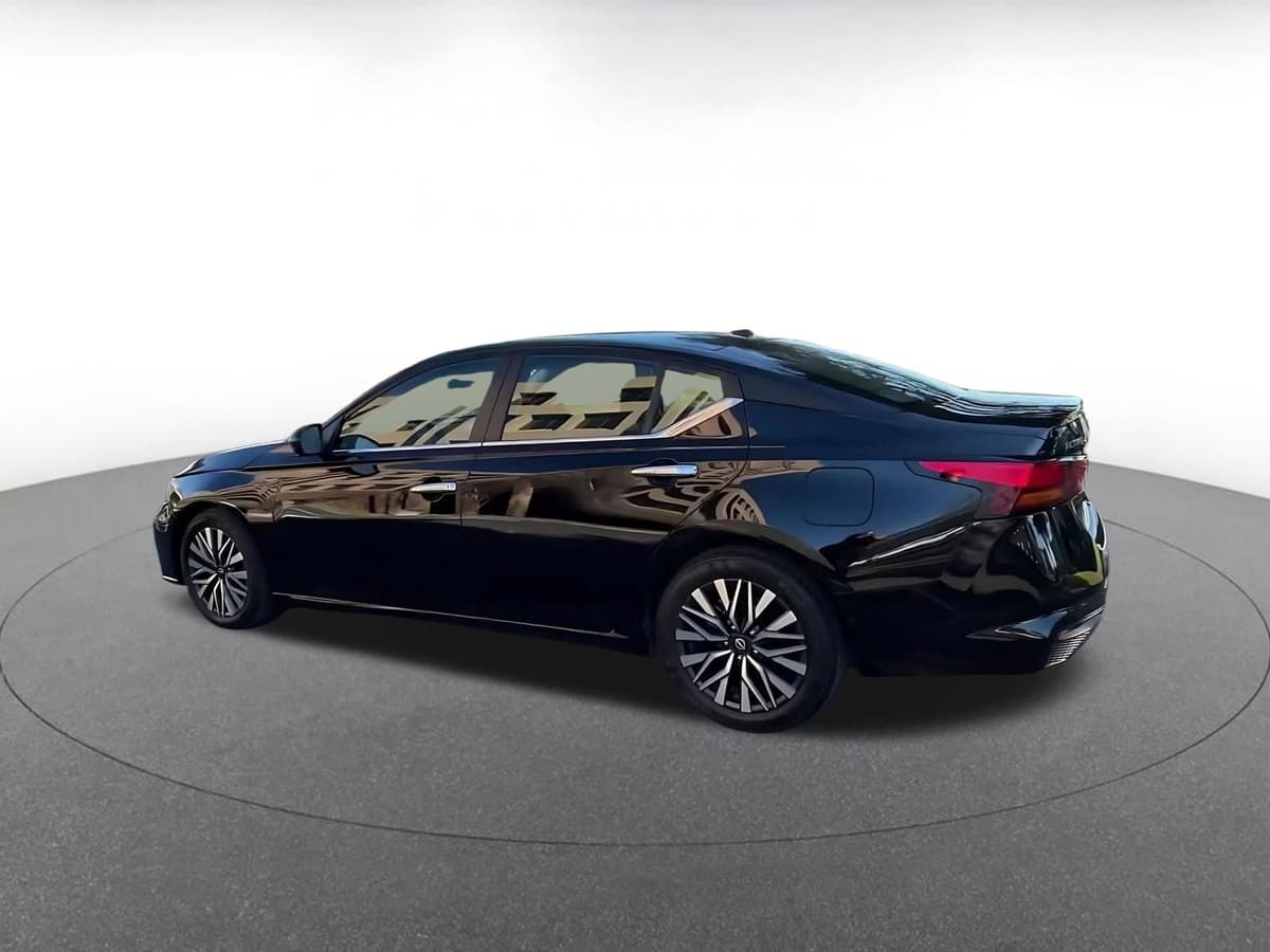 2025 Nissan Altima - Image 10