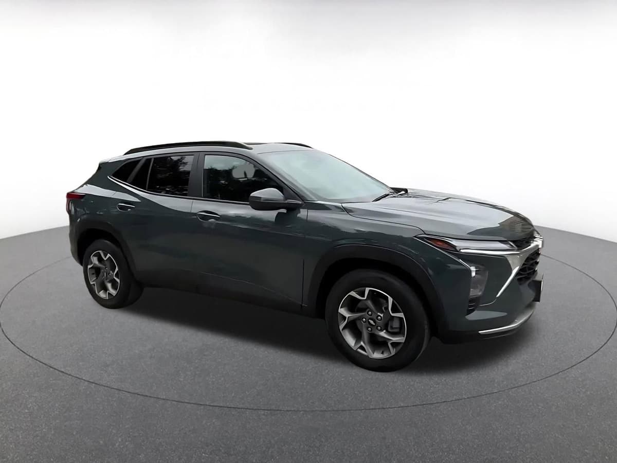 2025 Chevrolet Trax - Image 2