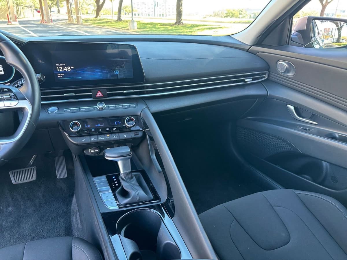 2025 Hyundai Elantra - Image 30