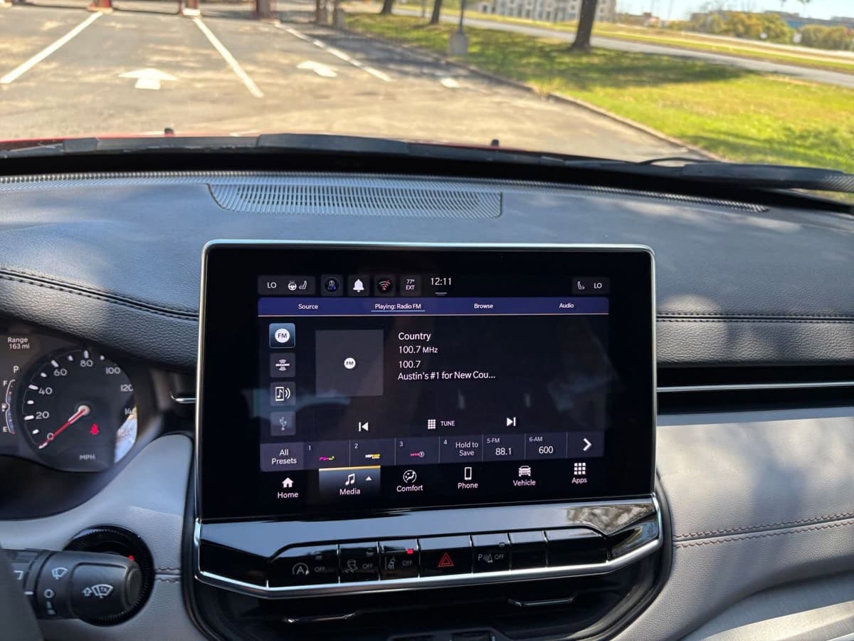 2025 Jeep Compass - Image 17