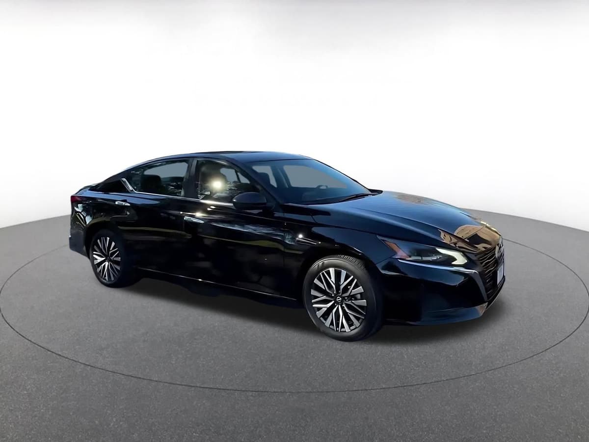 2025 Nissan Altima - Image 2