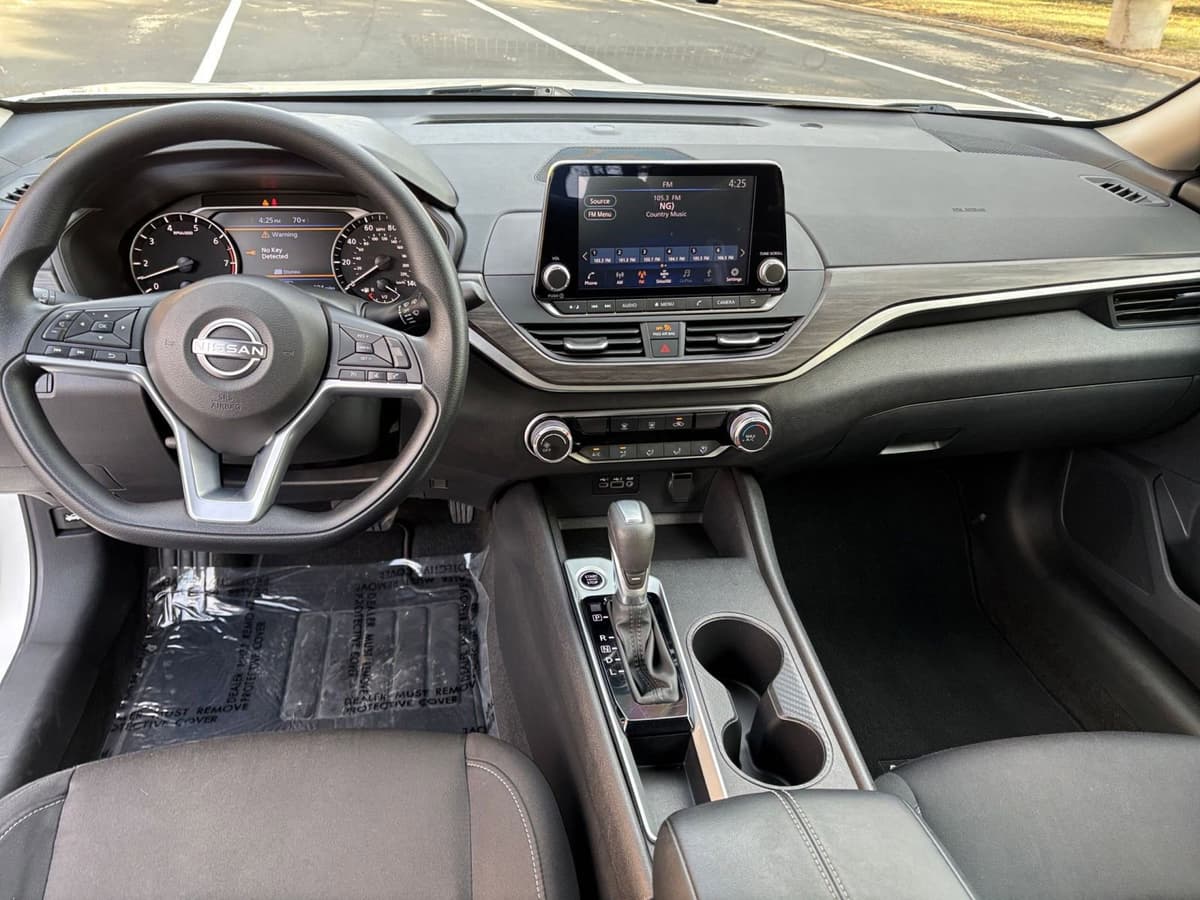 2025 Nissan Altima - Image 28