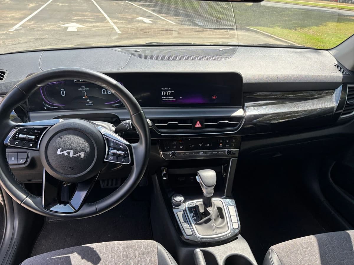 2025 Kia Seltos - Image 32