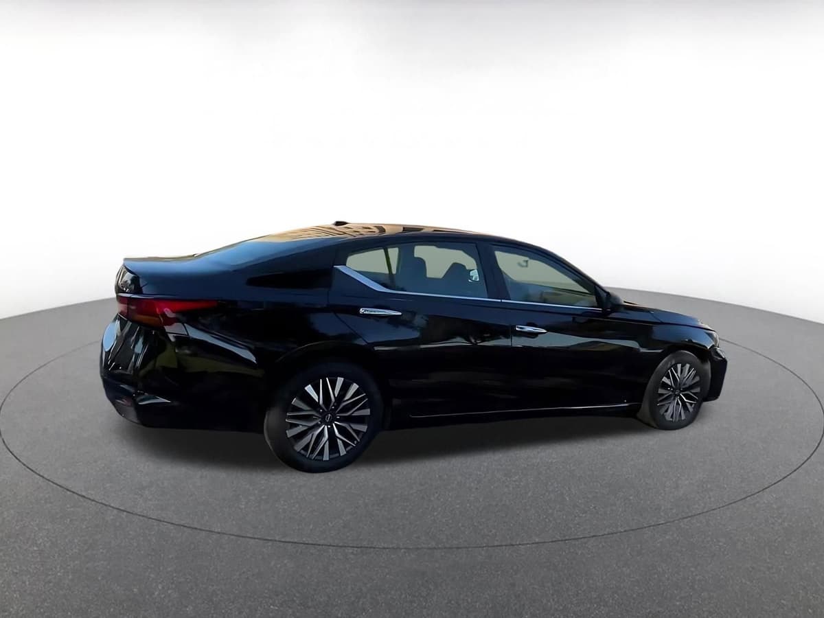 2025 Nissan Altima - Image 15