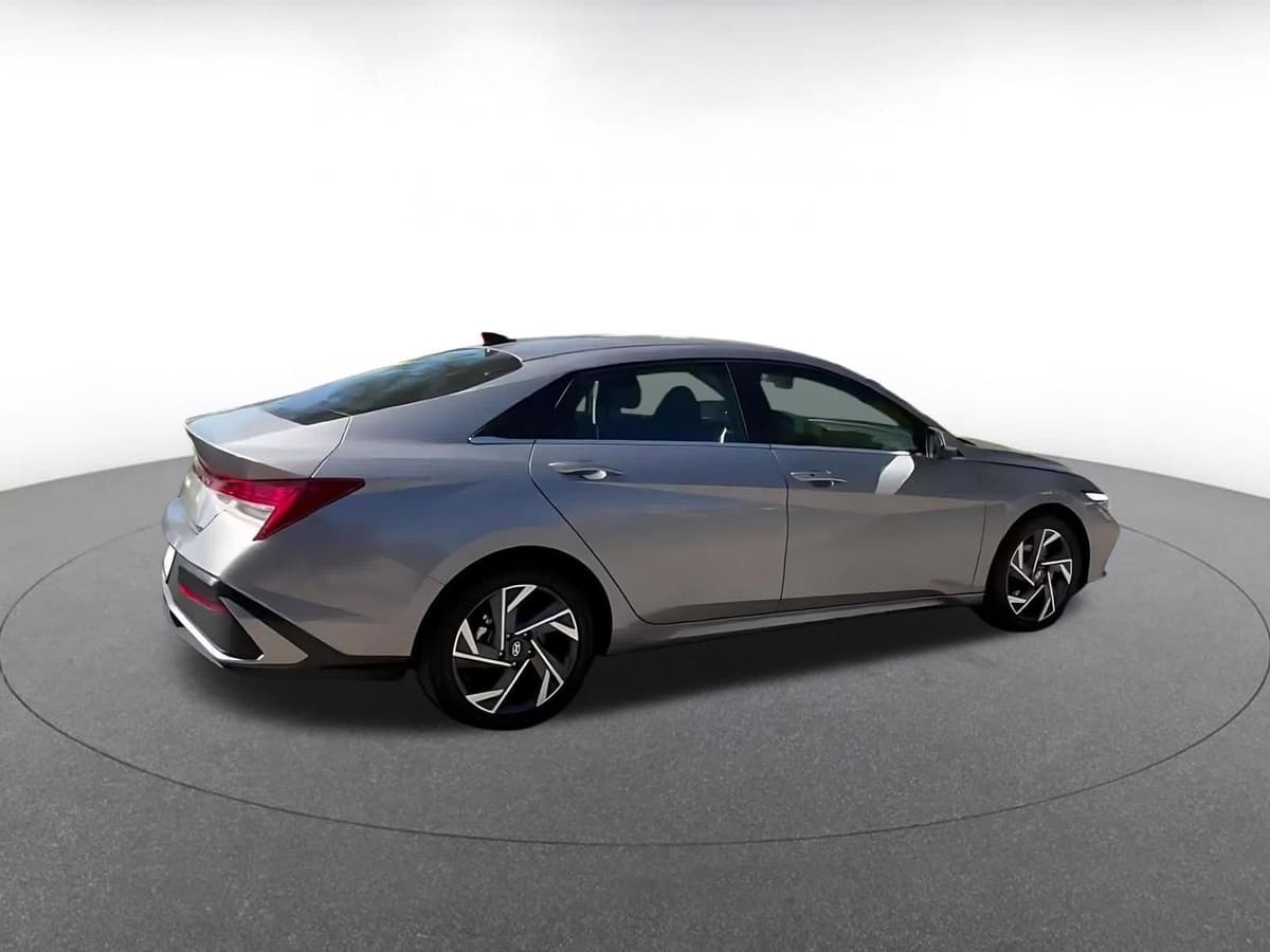 2025 Hyundai Elantra - Image 13