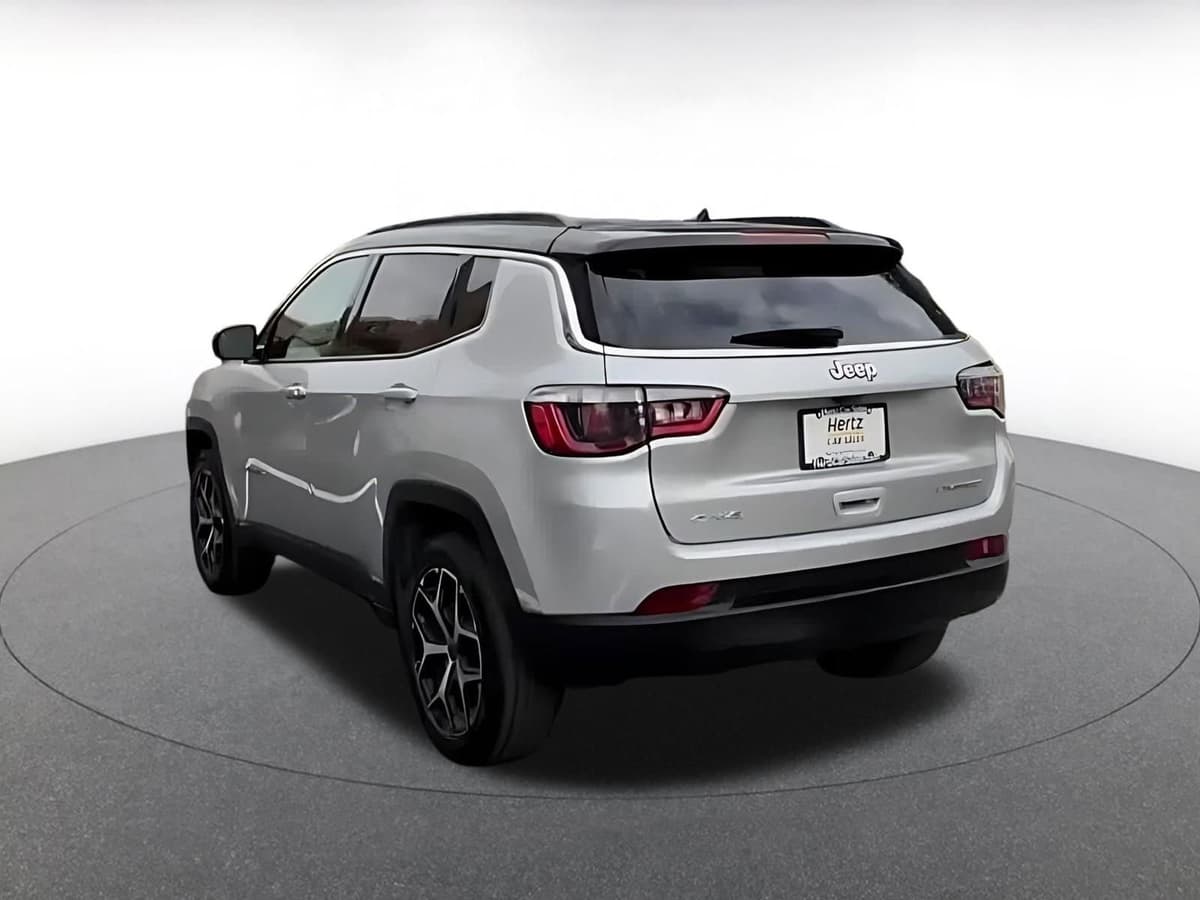 2025 Jeep Compass - Image 12