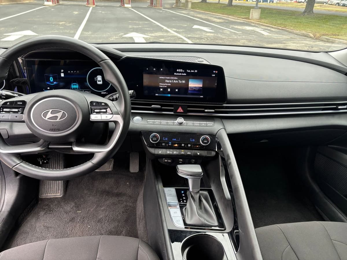 2025 Hyundai Elantra - Image 27