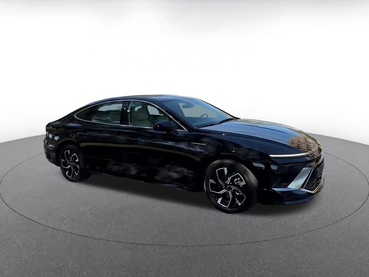 2025 Hyundai Sonata - Image 2