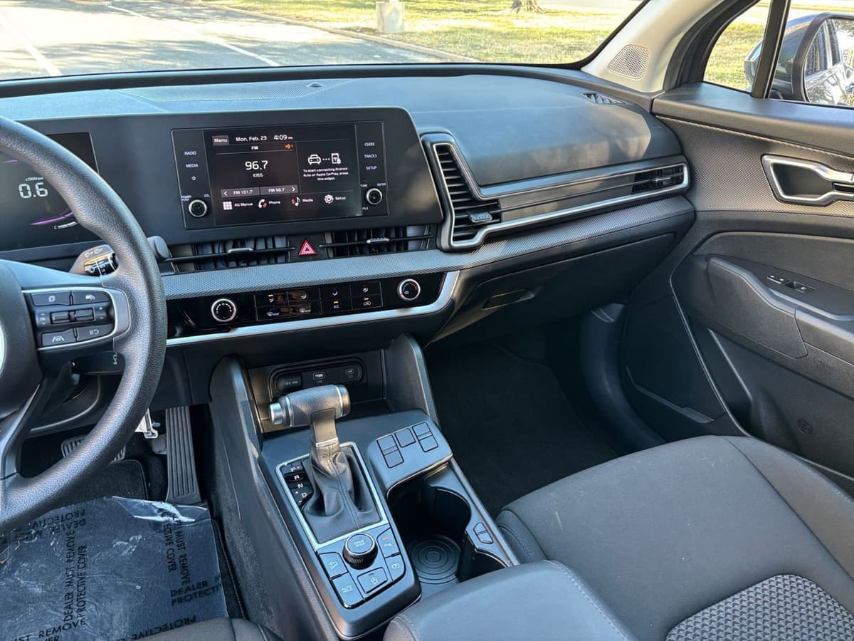 2025 Kia Sportage - Image 30