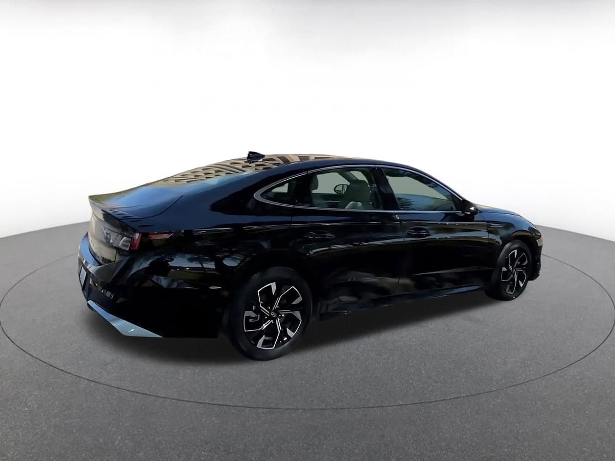 2025 Hyundai Sonata - Image 15