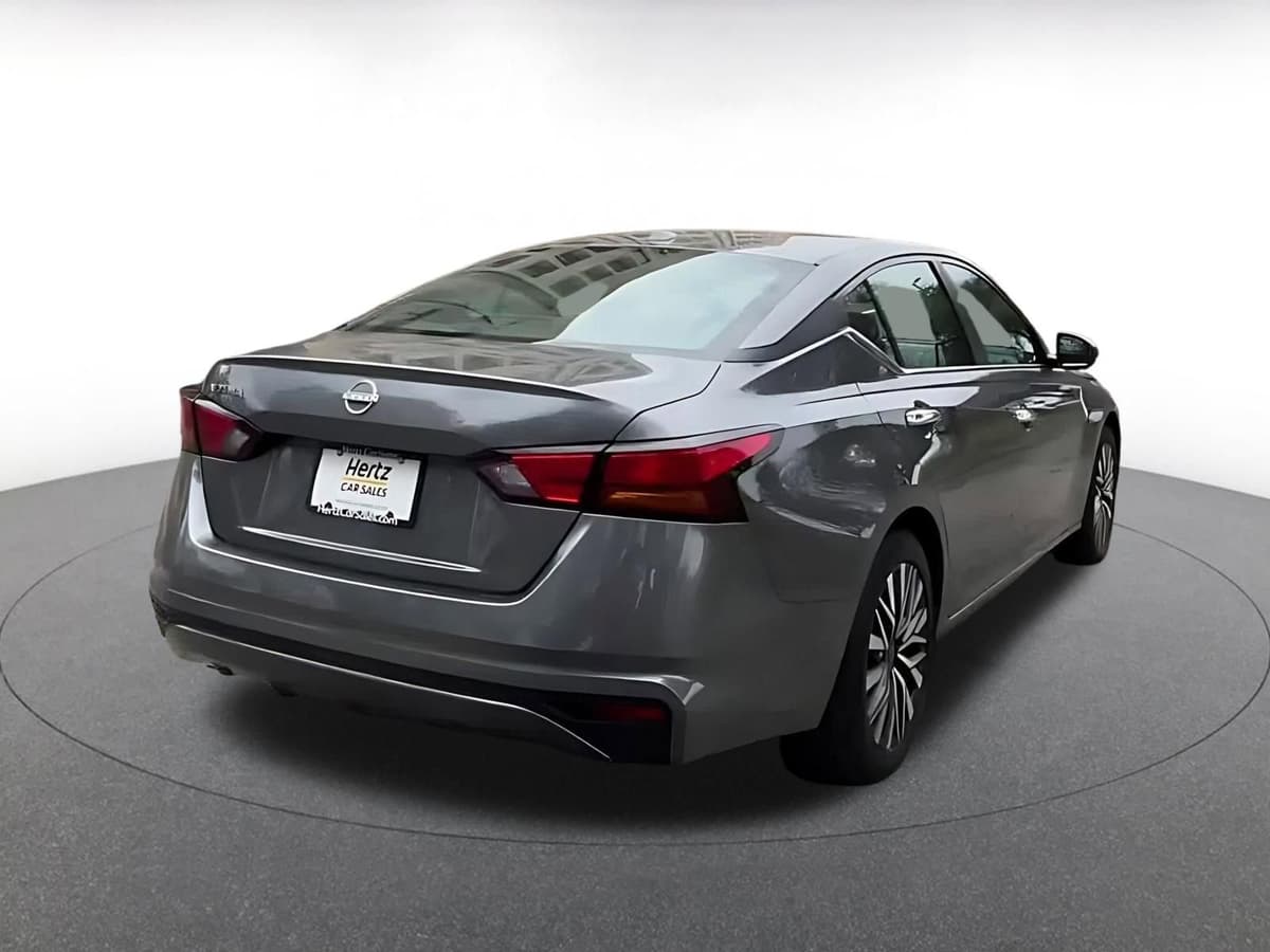 2025 Nissan Altima - Image 13