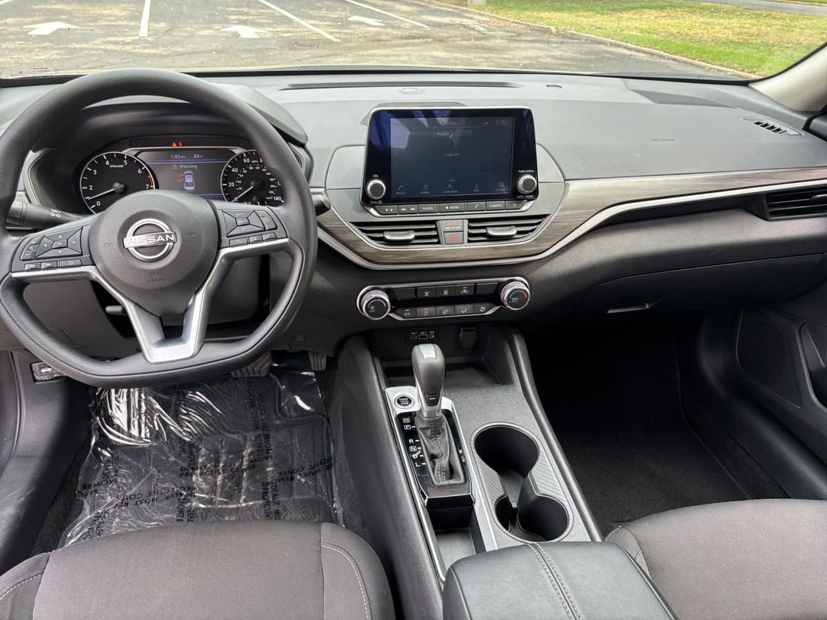 2025 Nissan Altima - Image 28