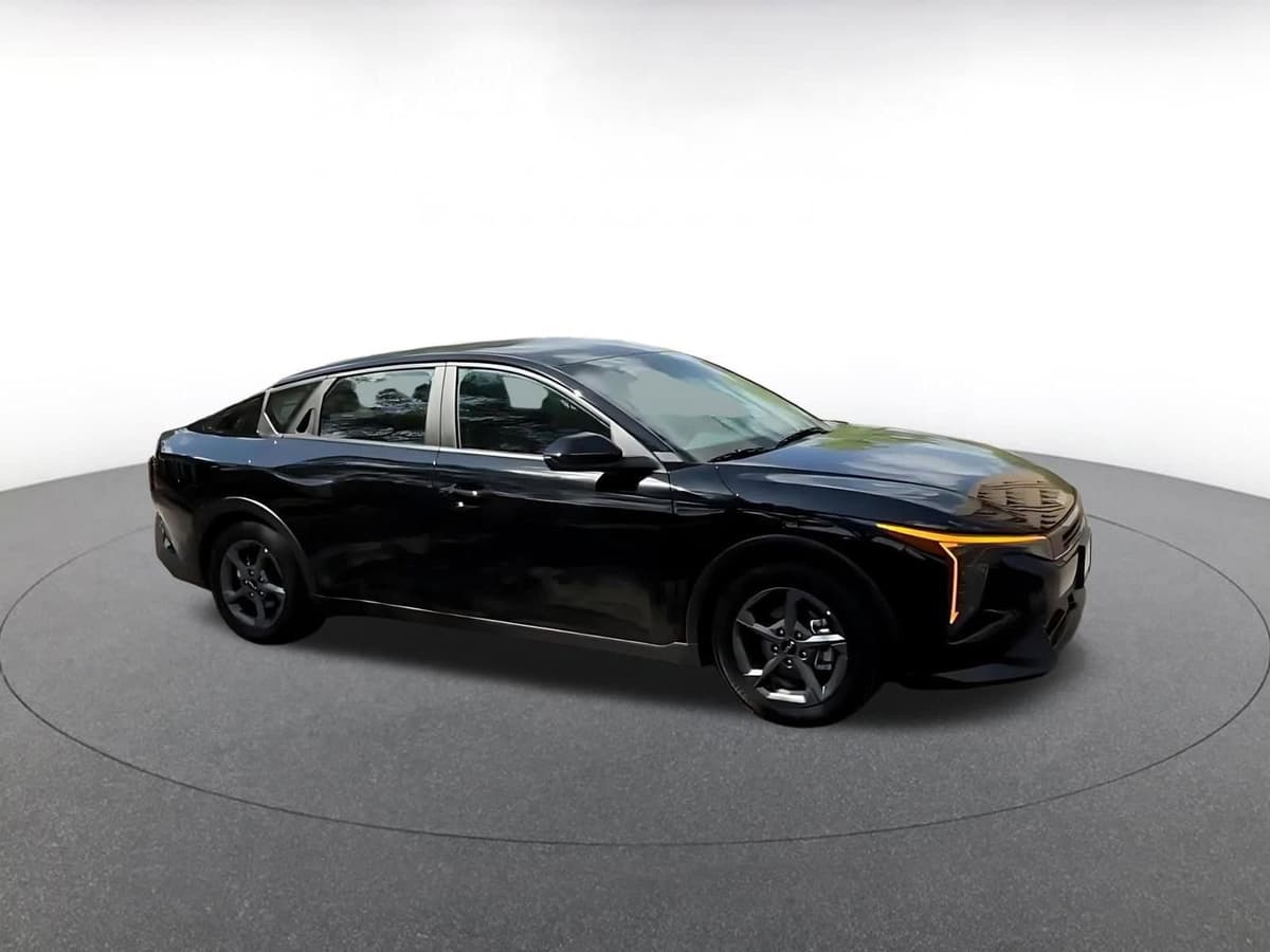 2025 Kia K4 - Image 2